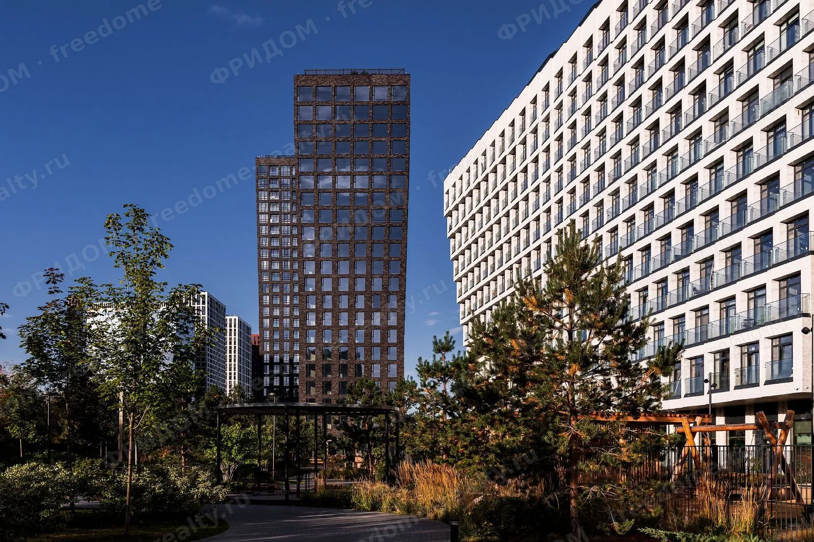 БЦ AFI Park Воронцовский — фасад бизнес-центра на фоне озеленённой территории