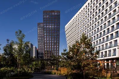 БЦ AFI Park Воронцовский — фасад бизнес-центра на фоне озеленённой территории