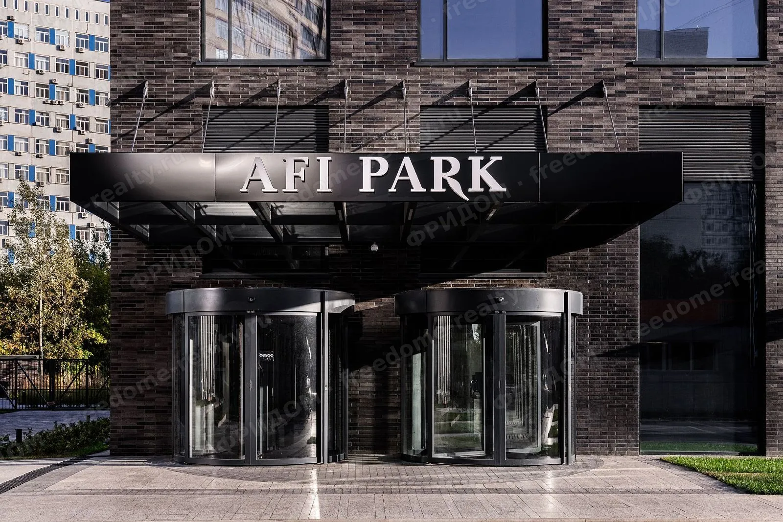 БЦ AFI Park Воронцовский — входная группа — вращающиеся двери под козырьком AFI PARK