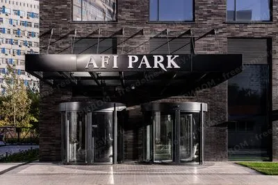 БЦ AFI Park Воронцовский — входная группа — вращающиеся двери под козырьком AFI PARK