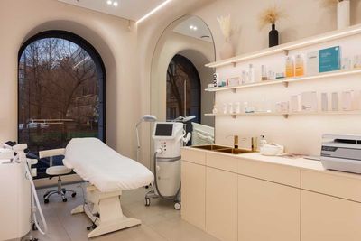 Косметический салон «Off Label Clinic» Клубный дом "Bunin" ул Плющиха, д. 37  Торговая площадь  104,2 кв м