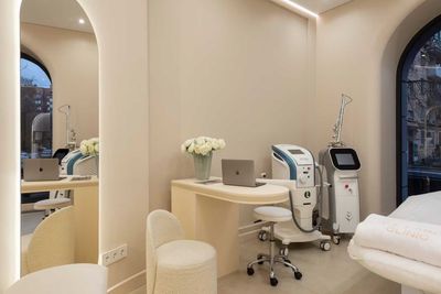 Косметический салон «Off Label Clinic» Клубный дом "Bunin" ул Плющиха, д. 37  Торговая площадь  104,2 кв м
