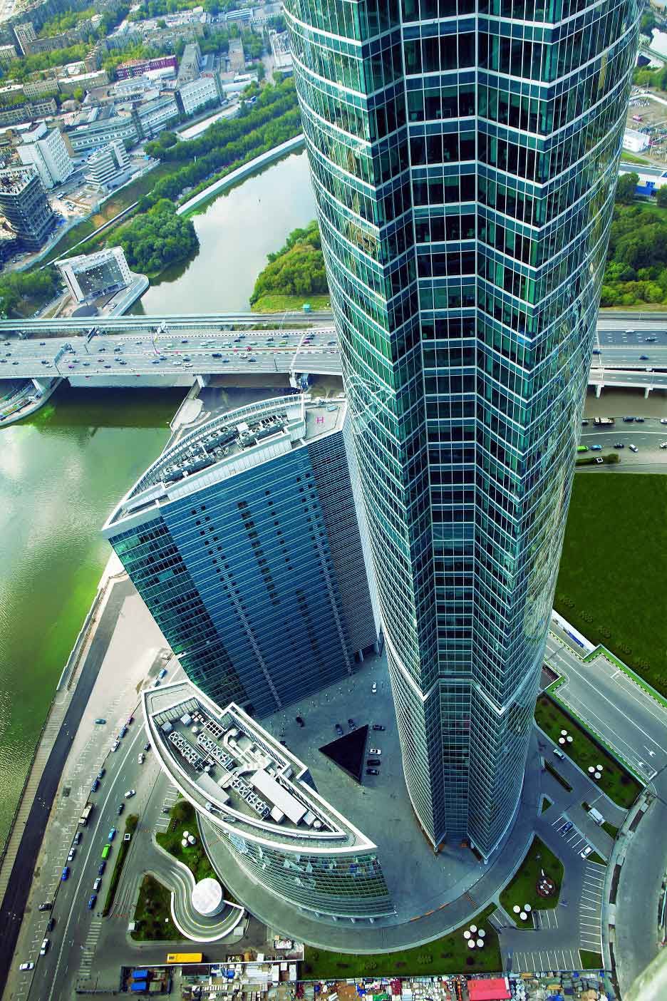 Башня на Набережной, вид сверху на комплекс и Москву-реку (фото ENKA)