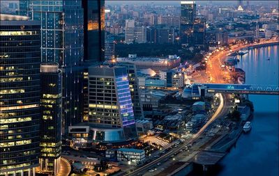 Панорама Москва-Сити вечером, комплекс в левой части кадра (фото ENKA)