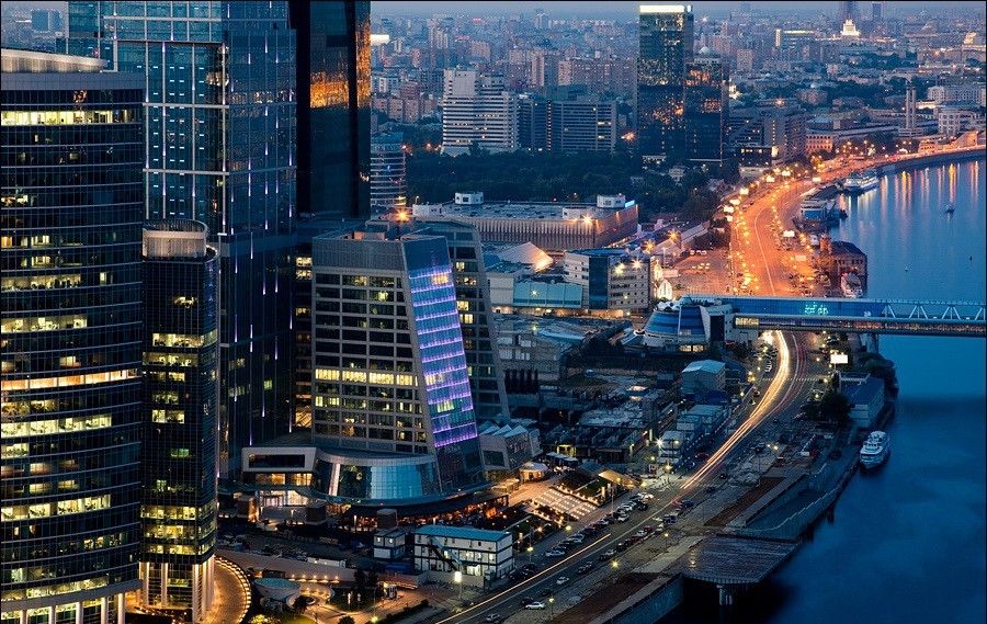 Панорама Москва-Сити вечером, комплекс в левой части кадра (фото ENKA)