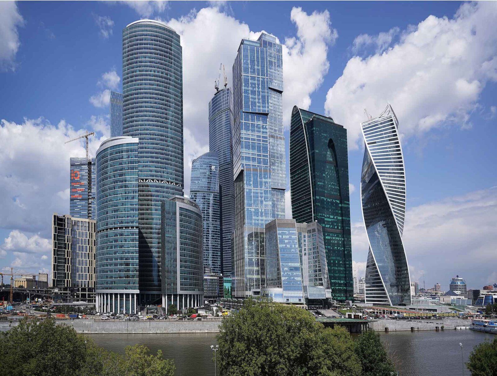 Панорама Москва-Сити с реки, комплекс слева (фото ENKA)
