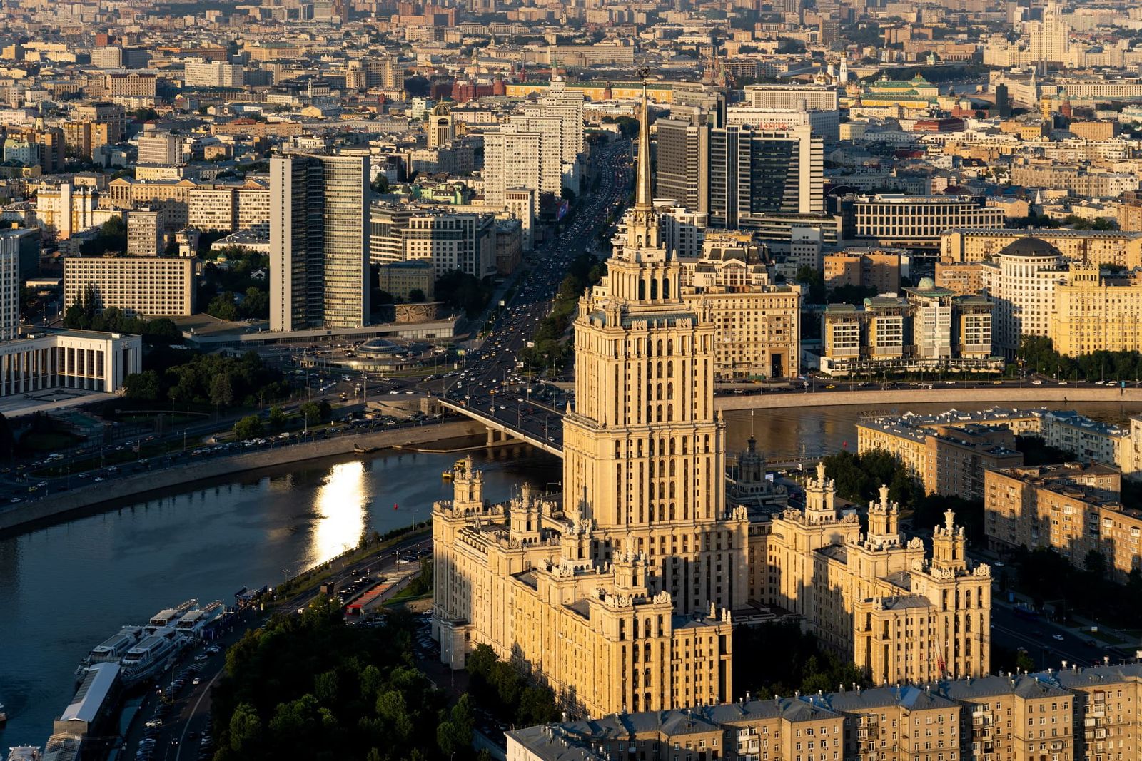 Capital Towers: вид из окон на высотку у Москвы-реки