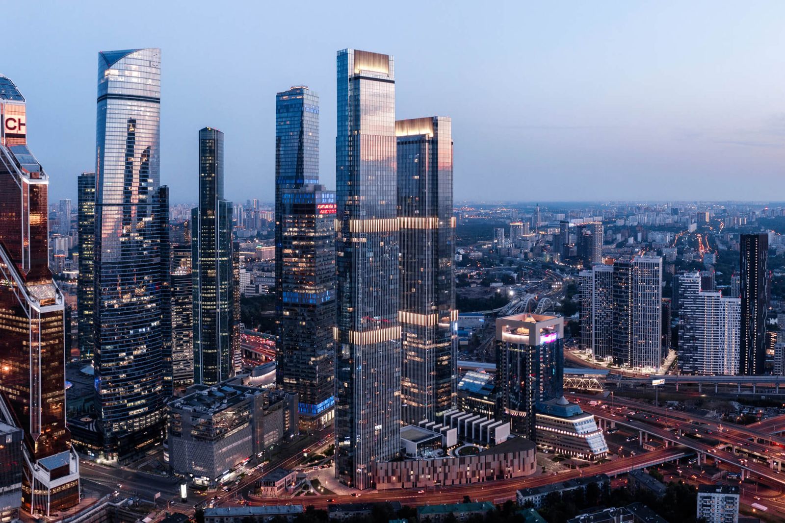 Панорама Москва-Сити с высоты, комплекс в центре кадра (сайт застройщика)