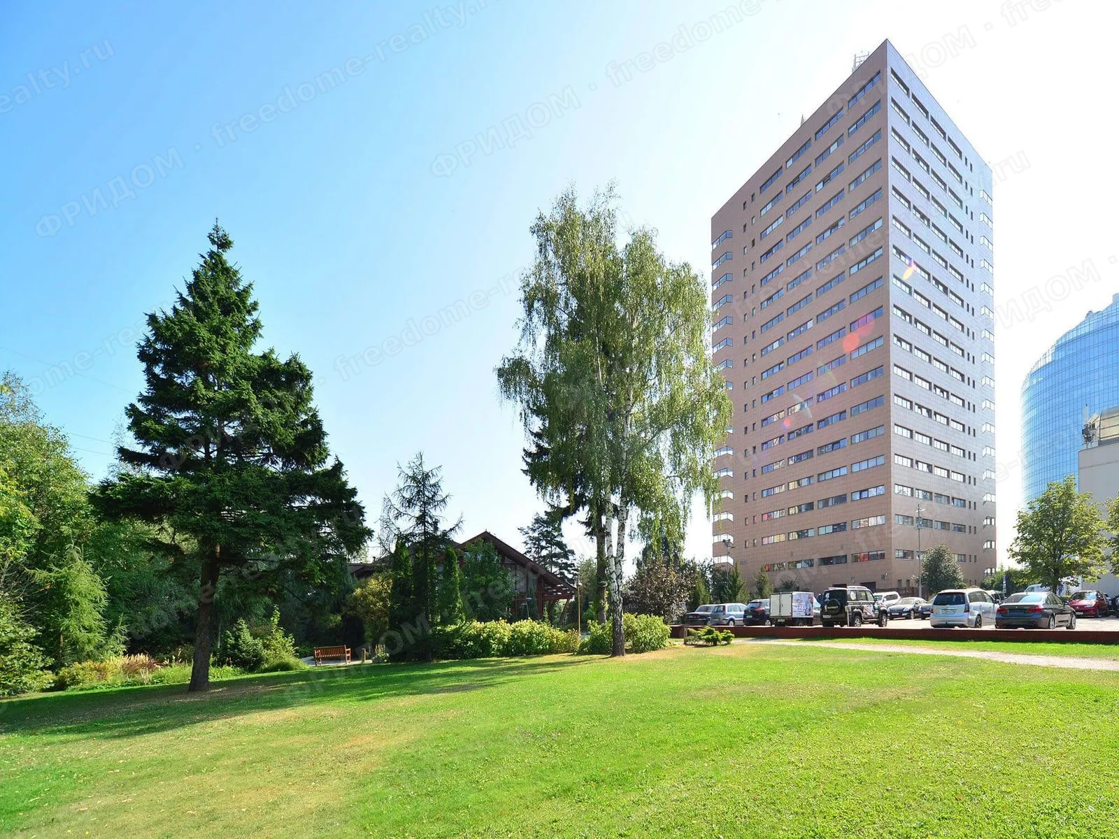 БЦ Green Point: офисная башня, вид с территории