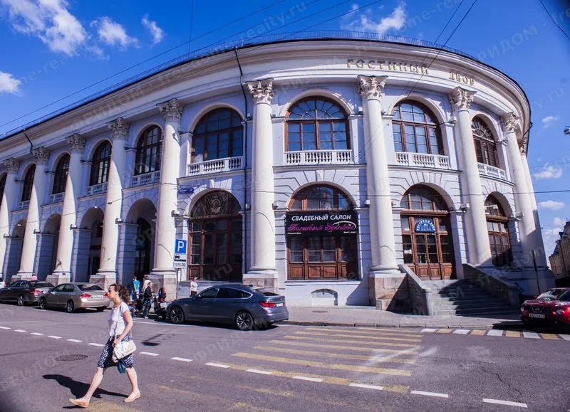 Старый Гостиный двор, Ильинка, 4, Москва. Автор: AKfounder, лицензия CC BY-SA 4.0, Wikimedia Commons