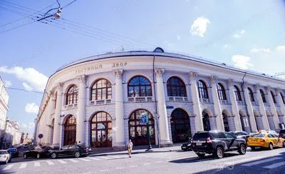 Старый Гостиный двор, Ильинка, 4: фасад. Автор: AKfounder, лицензия CC BY-SA 4.0, Wikimedia Commons
