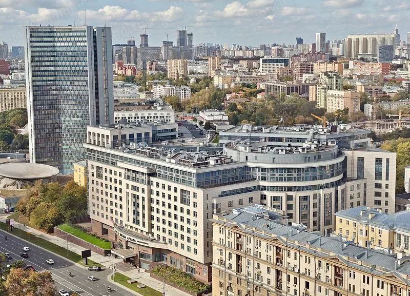 МФК «Новый Арбат 32»: вид здания сверху, сентябрь 2026. Автор: Александр Сигачёв, лицензия CC0 1.0 (Wikimedia Commons).