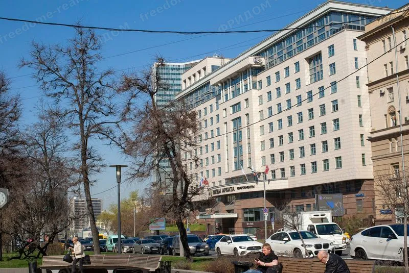 МФК «Новый Арбат 32»: вид с улицы. Автор: Svetlov Artem, лицензия CC0 1.0 (Wikimedia Commons).