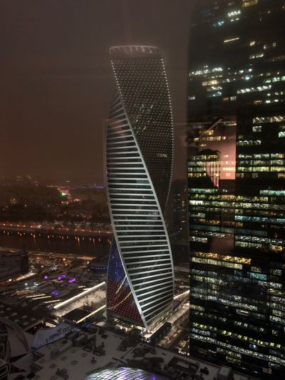 Башня «Эволюция» (Evolution Tower), вид зимой, 2021. Лицензия Wikimedia Commons: CC0.