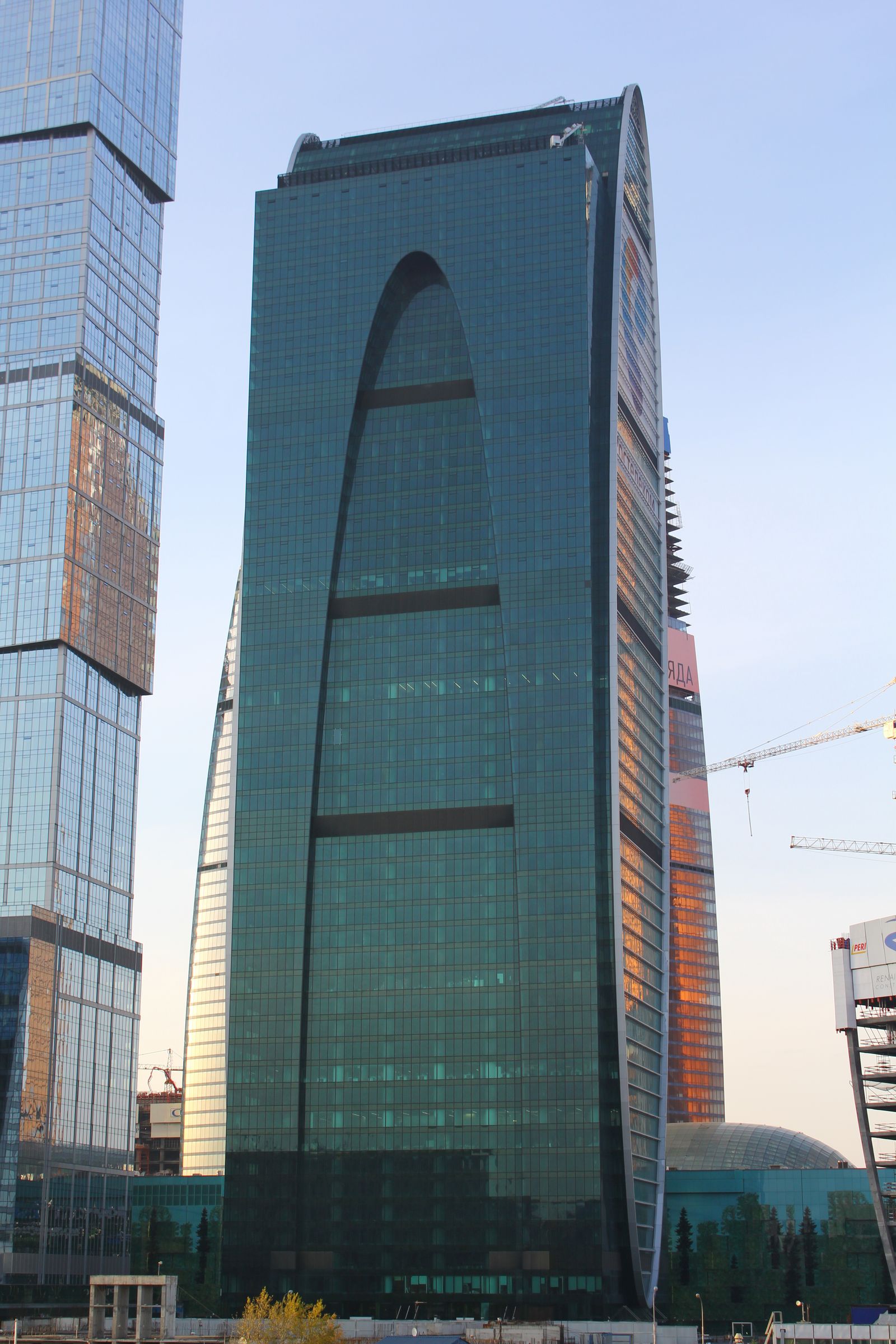 Башня «Империя» (Imperia Tower), вид с набережной, 2012. Лицензия Wikimedia Commons: CC BY-SA 3.0.
