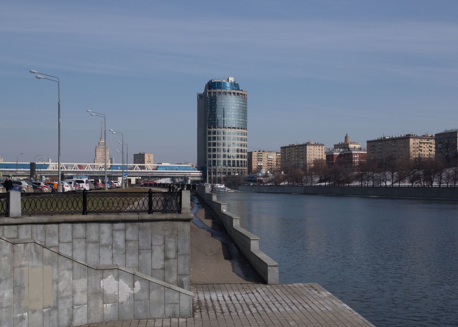 Вид на Москву-реку, Башню 2000 и мост «Багратион». Wikimedia Commons, лицензия CC BY-SA 4.0, автор указан на странице файла