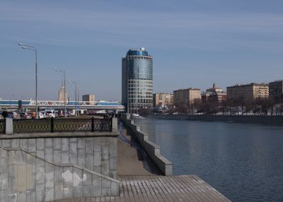 Вид на Москву-реку, Башню 2000 и мост «Багратион». Wikimedia Commons, лицензия CC BY-SA 4.0, автор указан на странице файла
