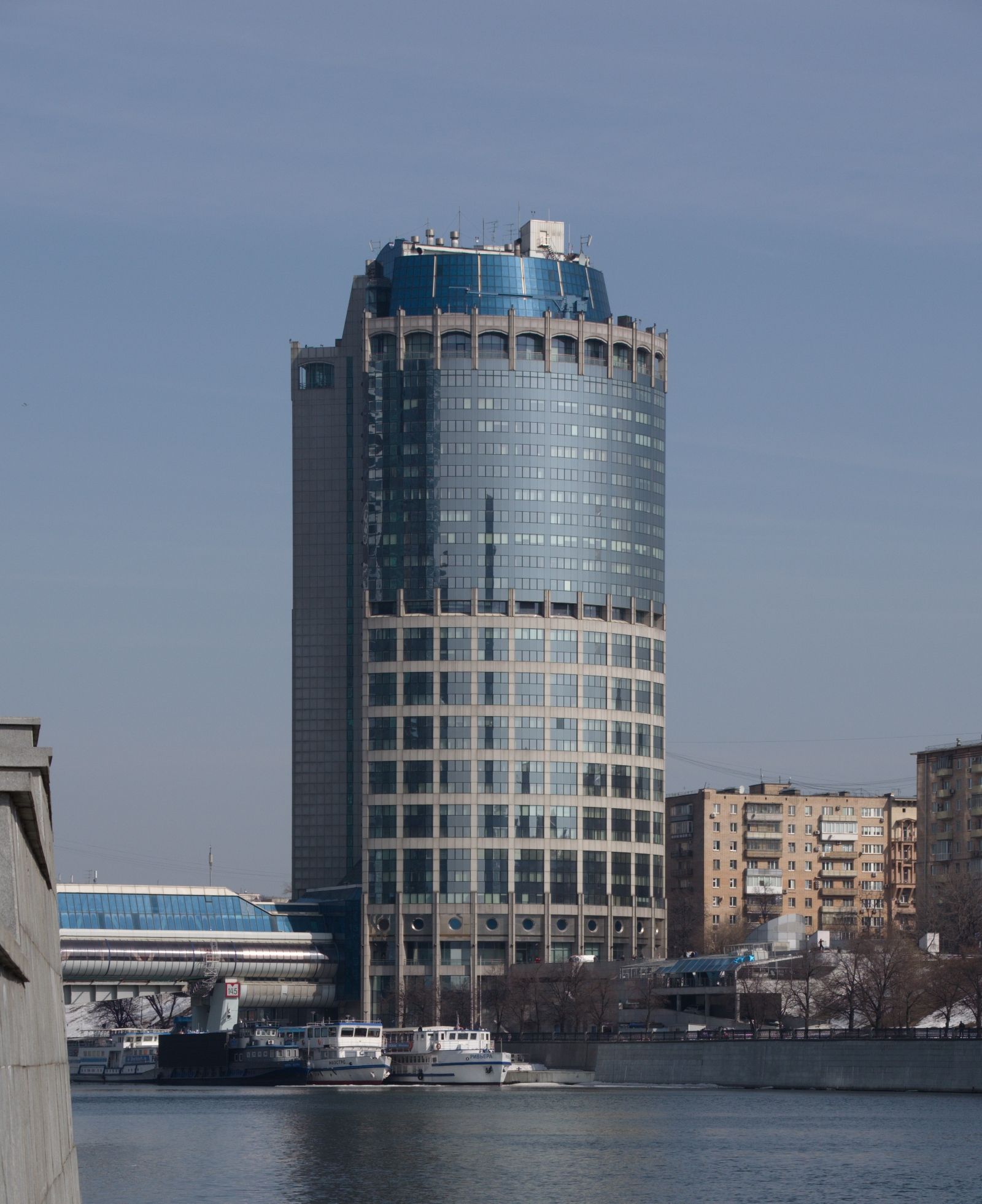 Башня 2000, вертикальный кадр. Wikimedia Commons, лицензия CC BY-SA 4.0, автор указан на странице файла