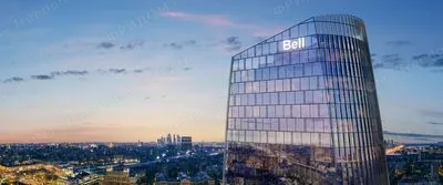 Башня Bell на закате на фоне панорамы Москвы