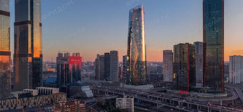 Башня TOP TOWER на закате на фоне Москвы-Сити