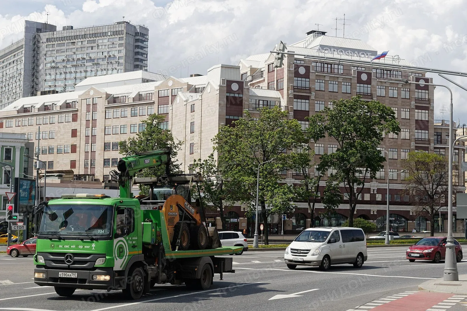 Здание Арбат, 1 со стороны улицы Знаменка, 2021. Автор Retired electrician, лицензия Wikimedia Commons CC0.