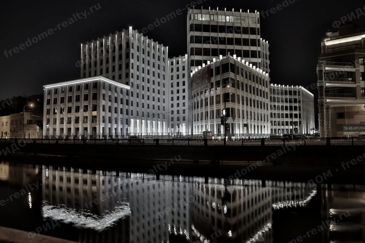 Здания комплекса «Аквамарин III» ночью. Фото с официального сайта БЦ.