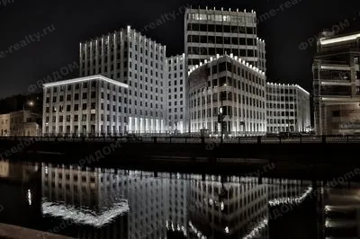 Здания комплекса «Аквамарин III» ночью. Фото с официального сайта БЦ.