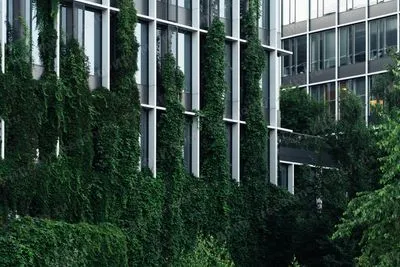 Озеленённый фасад офисного здания Comcity. Фото с официального сайта комплекса.