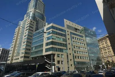 Входная группа бизнес-центра «Домников» (2025). Фото: Artyom Svetlov, лицензия Wikimedia Commons: CC BY 4.0.
