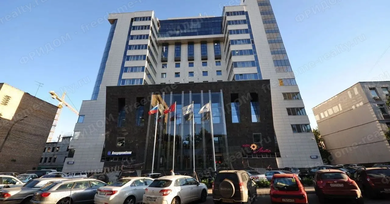 БЦ «Европа Билдинг» и парковка перед зданием