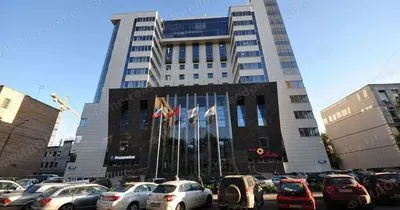 БЦ «Европа Билдинг» и парковка перед зданием
