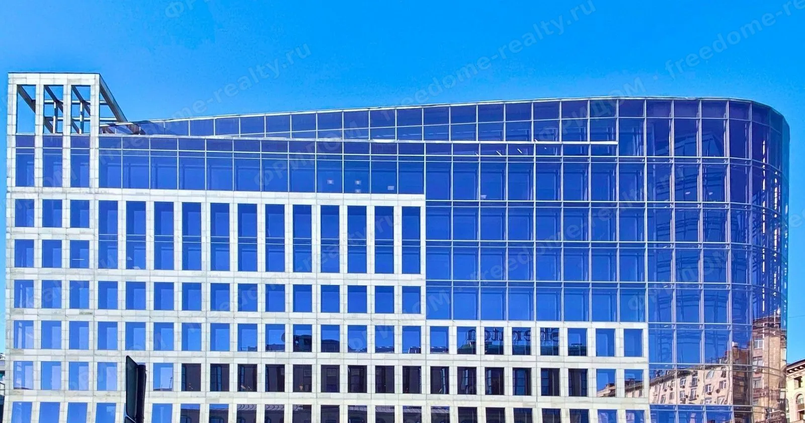 Остеклённый фасад БЦ Four Winds Plaza днём. Фото с официального сайта БЦ.