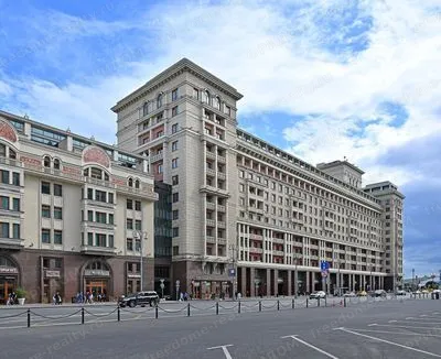 Фасад комплекса на Охотном Ряду, 2025. Автор: Юрий Д.К., лицензия Wikimedia Commons: CC BY 4.0.