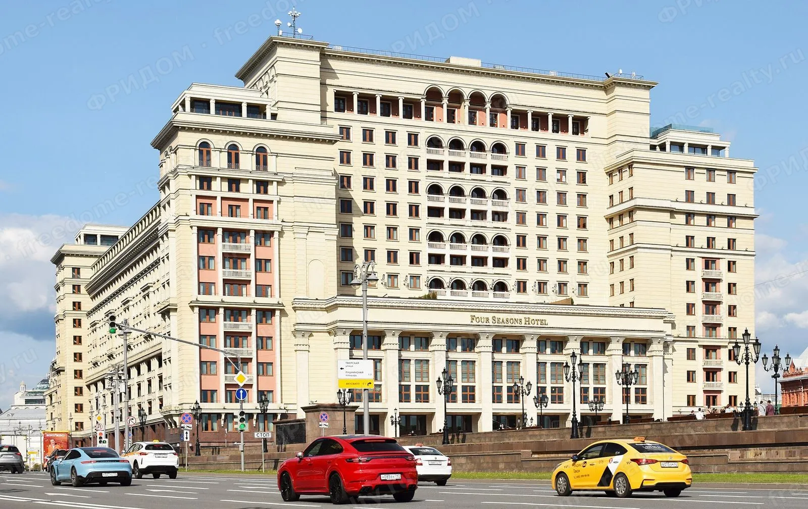 Вид комплекса с Охотного Ряда. Автор: Юрий Д.К., лицензия Wikimedia Commons: CC BY 4.0.