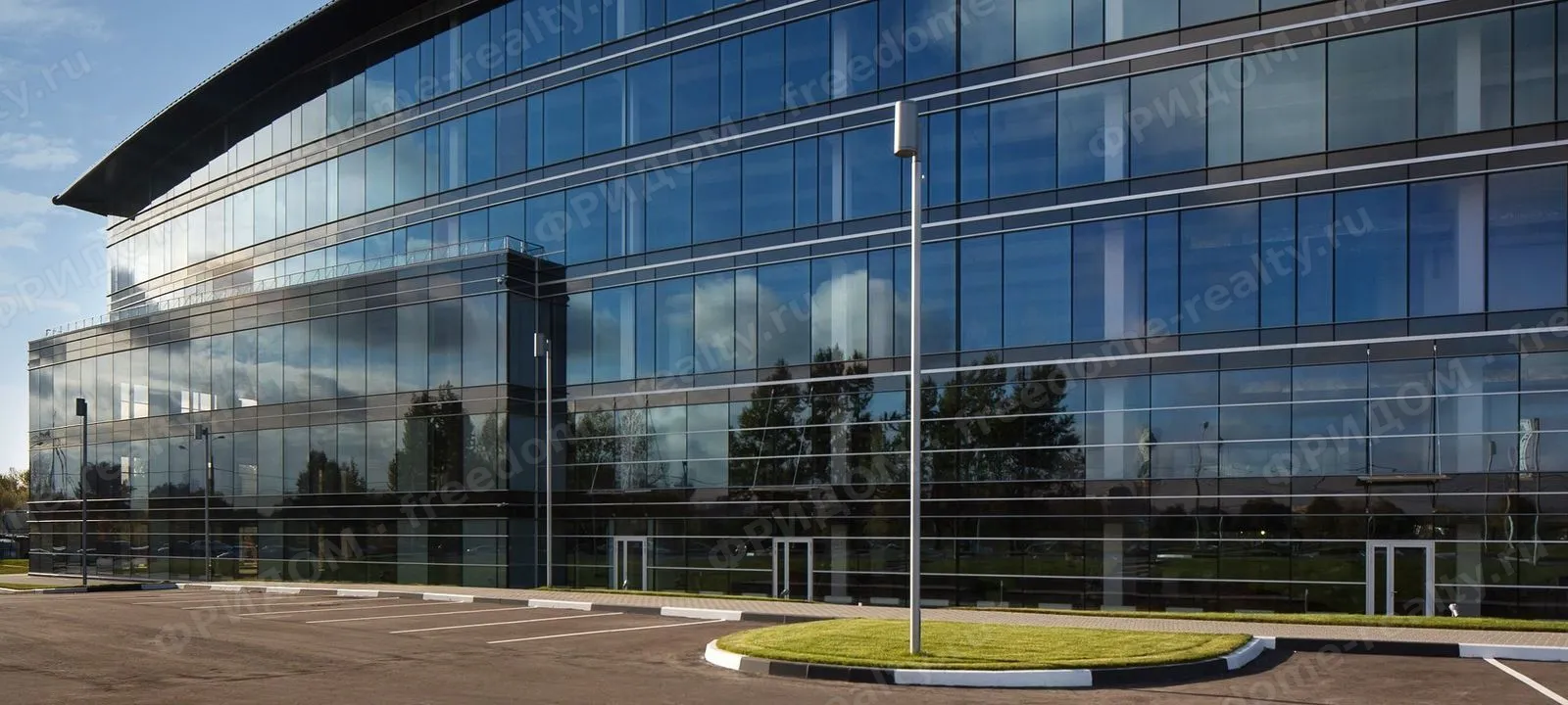 Корпус бизнес-парка «Крылатские Холмы» с парковкой