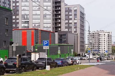 Здание бизнес-центра Newton Plaza, 1-й Нагатинский проезд, 10, июнь 2025. Автор: Retired electrician. Лицензия Wikimedia Commons: CC0.