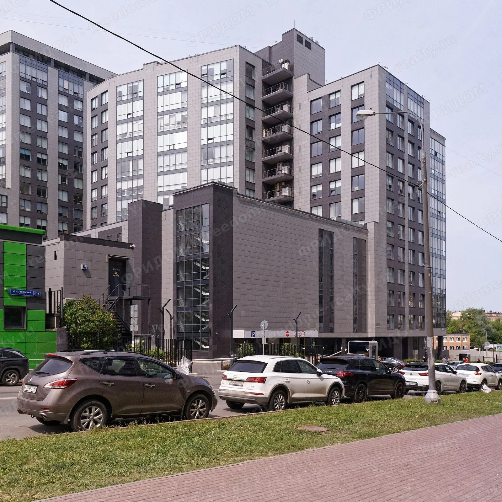 Здание бизнес-центра Newton Plaza, 1-й Нагатинский проезд, 10, июнь 2025. Автор: Retired electrician. Лицензия Wikimedia Commons: CC0.