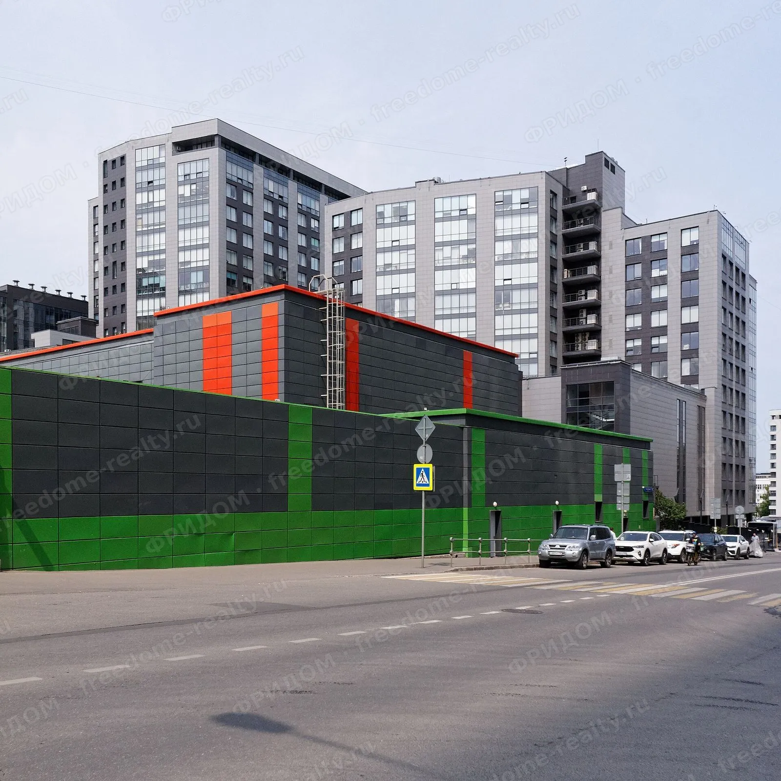 Здание бизнес-центра Newton Plaza, 1-й Нагатинский проезд, 10, июнь 2025. Автор: Retired electrician. Лицензия Wikimedia Commons: CC0.