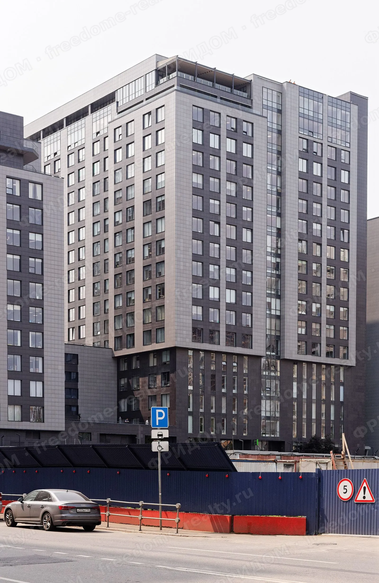 Здание бизнес-центра Newton Plaza, 1-й Нагатинский проезд, 10, июнь 2025. Автор: Retired electrician. Лицензия Wikimedia Commons: CC0.