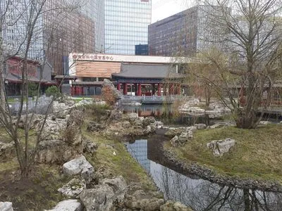 Башни «Парка Хуамин» и водоём в китайском парке. Автор — MBH, лицензия Wikimedia Commons: CC BY-SA 4.0.