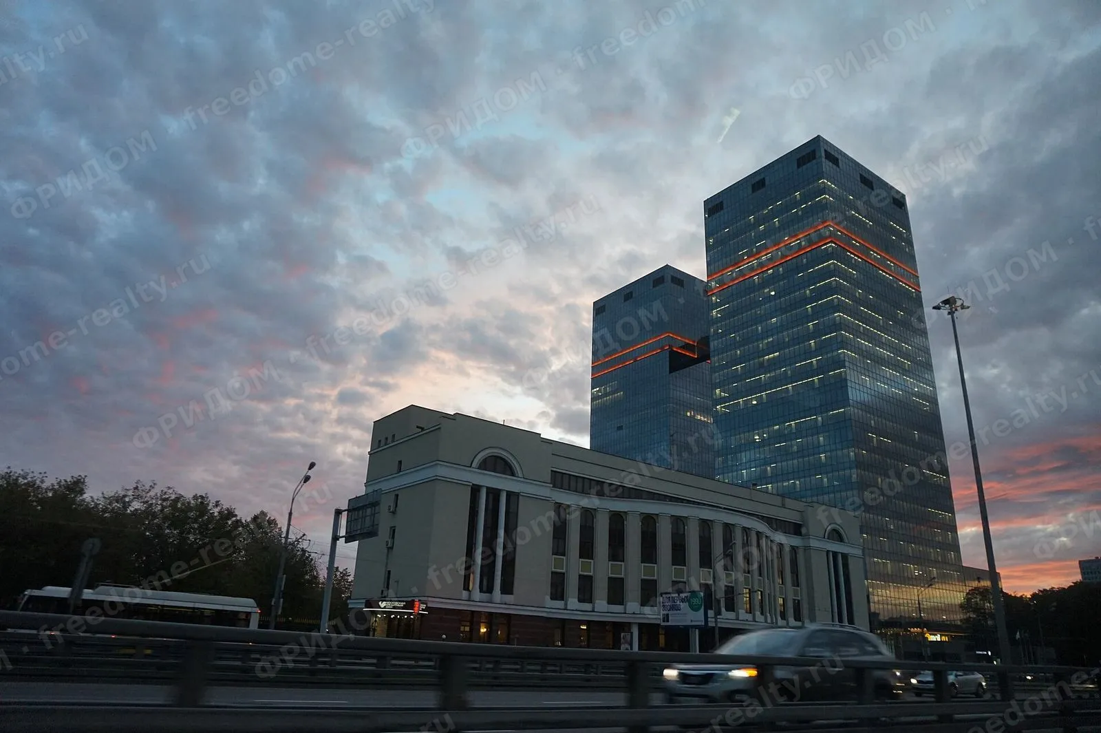 Башни SkyLight и стилобат вечером. Автор — Владимир Кочадыков (Panoramio), лицензия Wikimedia Commons: CC BY 3.0.
