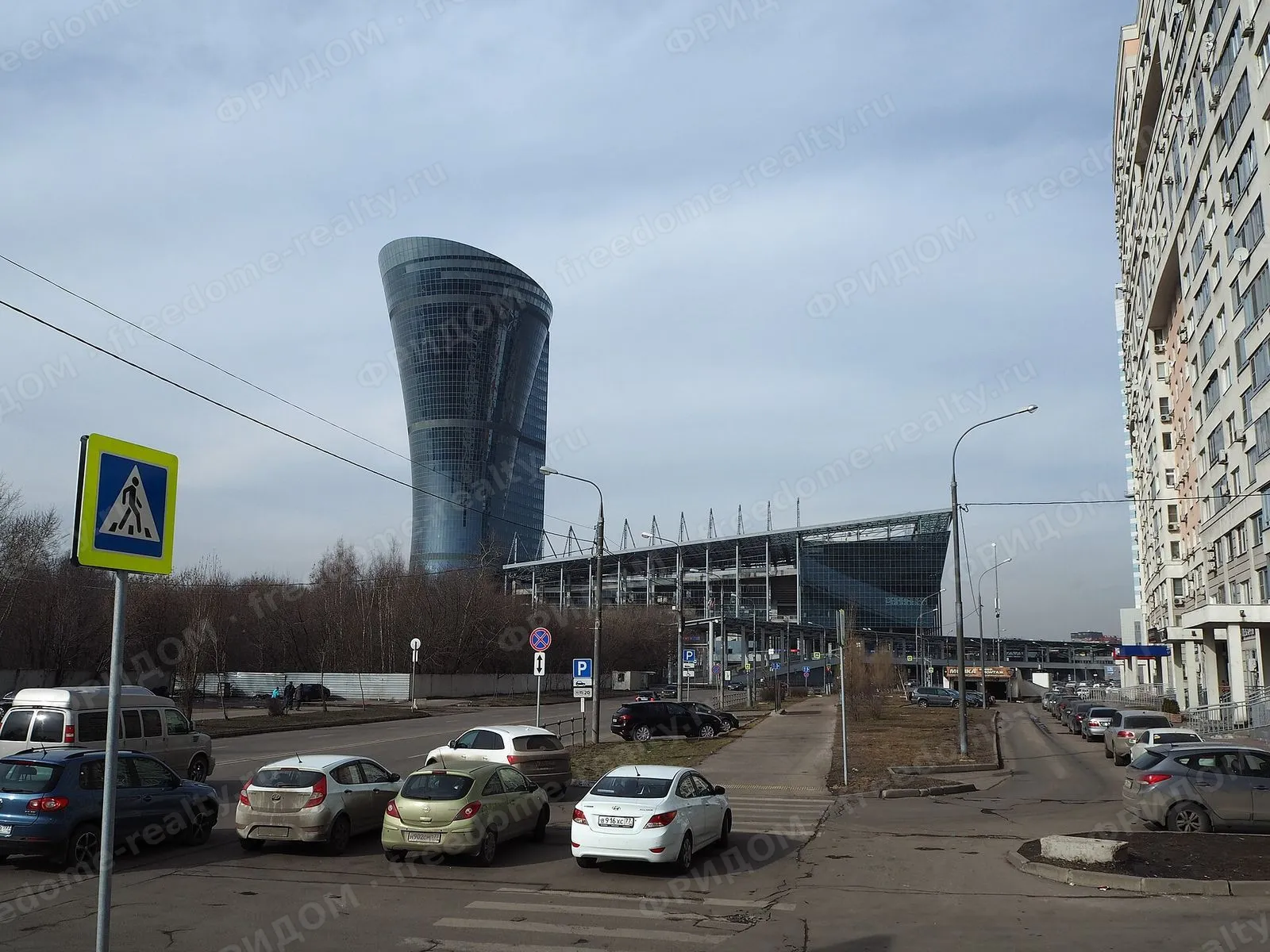 Офисная башня и стадион, март 2017. Автор: Andreykor, лицензия Wikimedia Commons: CC BY-SA 4.0.