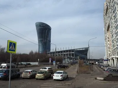 Офисная башня и стадион, март 2017. Автор: Andreykor, лицензия Wikimedia Commons: CC BY-SA 4.0.