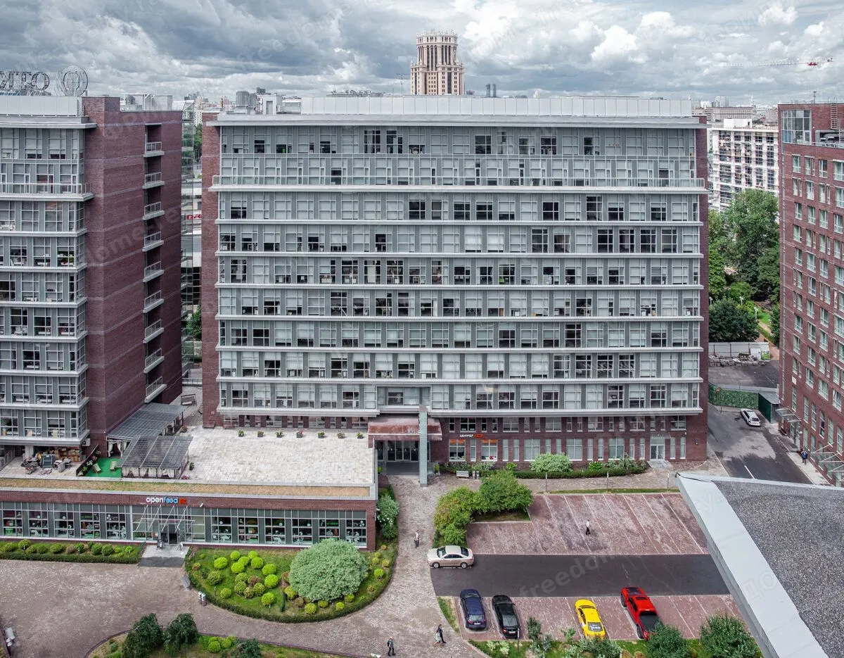 Центральный корпус Vivaldi Plaza и внутренний двор. Фото с сайта собственника O1 Properties.