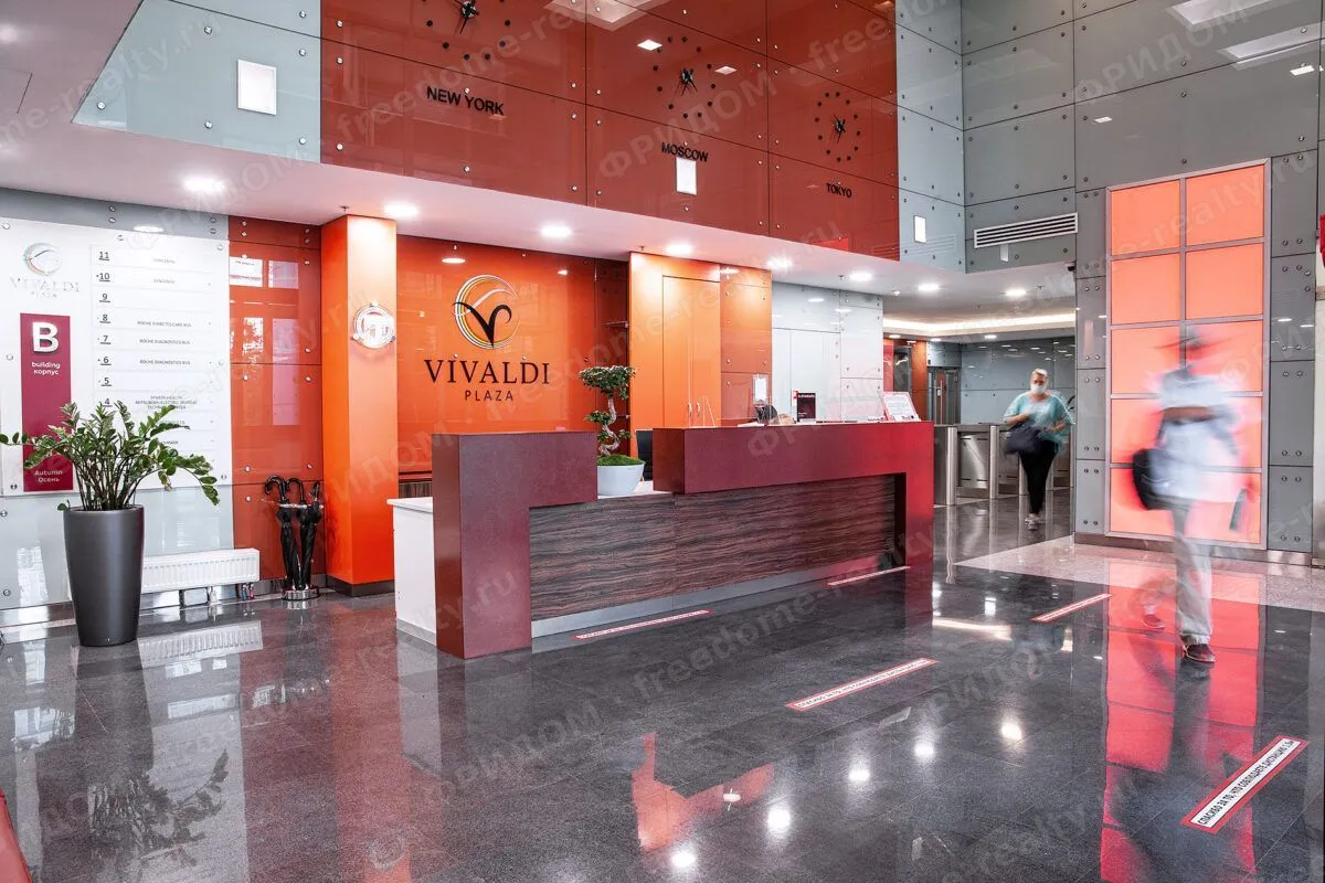 Ресепшн в вестибюле Vivaldi Plaza. Фото с сайта собственника O1 Properties.