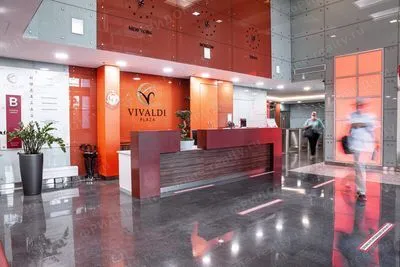 Ресепшн в вестибюле Vivaldi Plaza. Фото с сайта собственника O1 Properties.