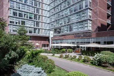 Входная группа и озеленение Vivaldi Plaza. Фото с сайта собственника O1 Properties.