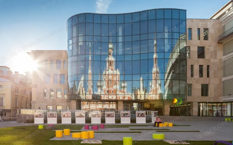 Деловой квартал «Романов Двор» — стеклянный фасад нового корпуса, вид со двора