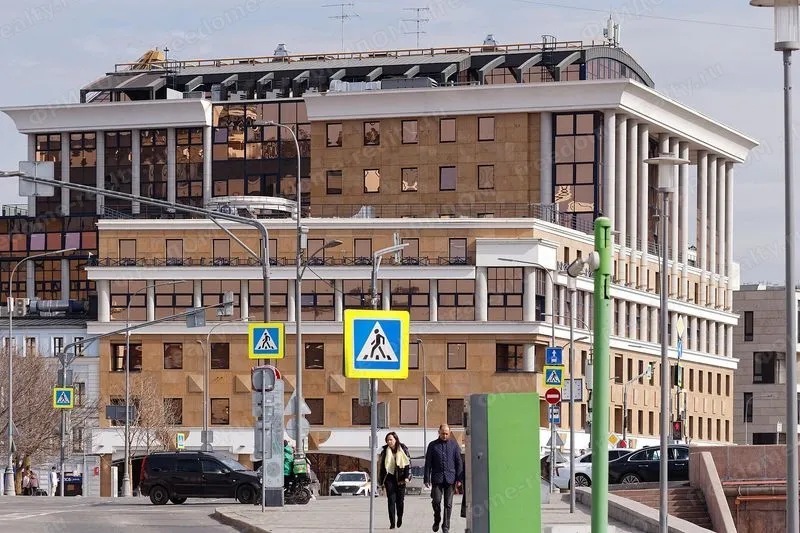БЦ «Балчуг Плаза» со стороны Болотной улицы, апрель 2026. Автор: Retired electrician, лицензия Wikimedia Commons: CC0.