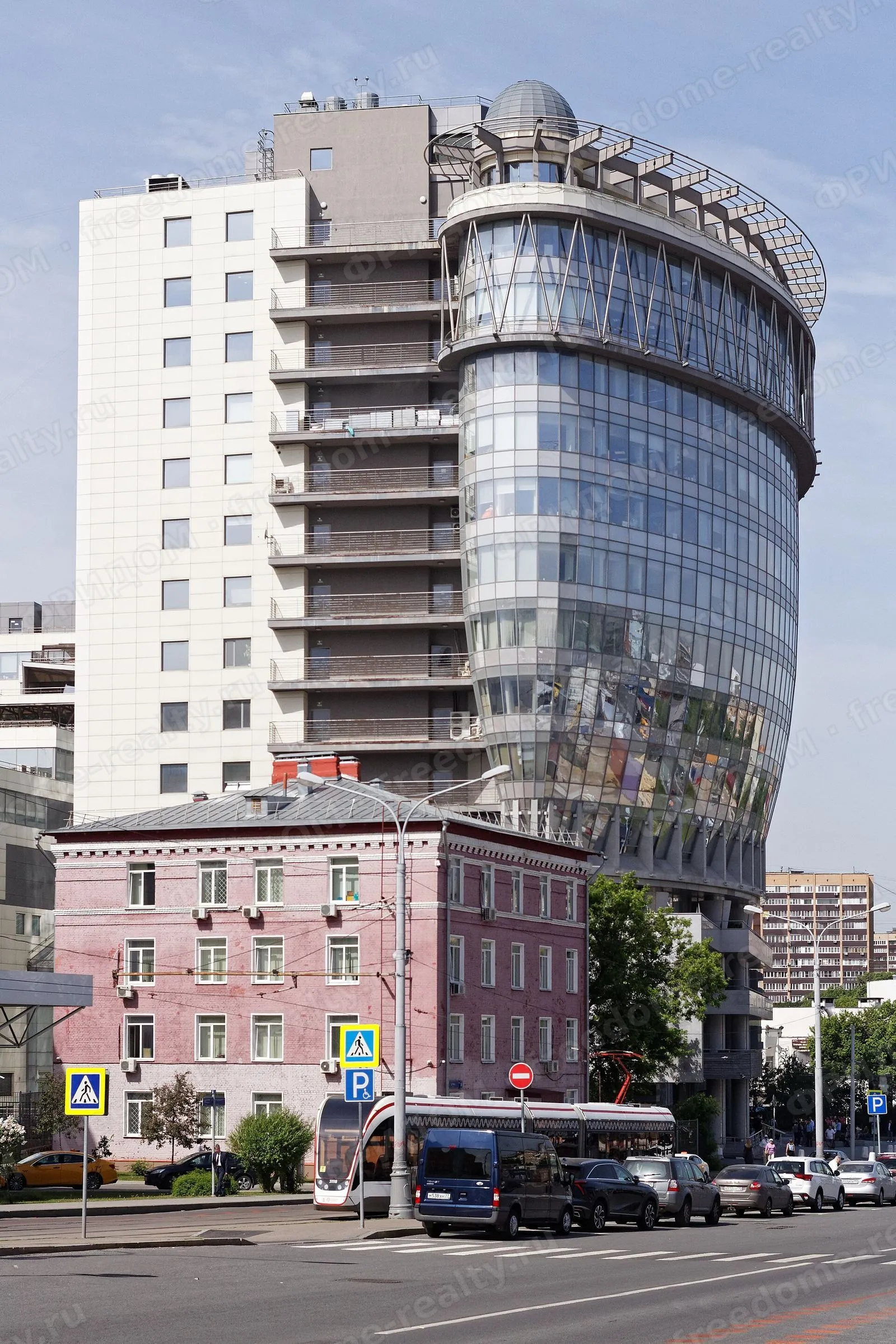 БЦ Diamond Hall, остеклённая часть здания, май 2025. Автор: Retired electrician. Лицензия Wikimedia Commons: CC0.